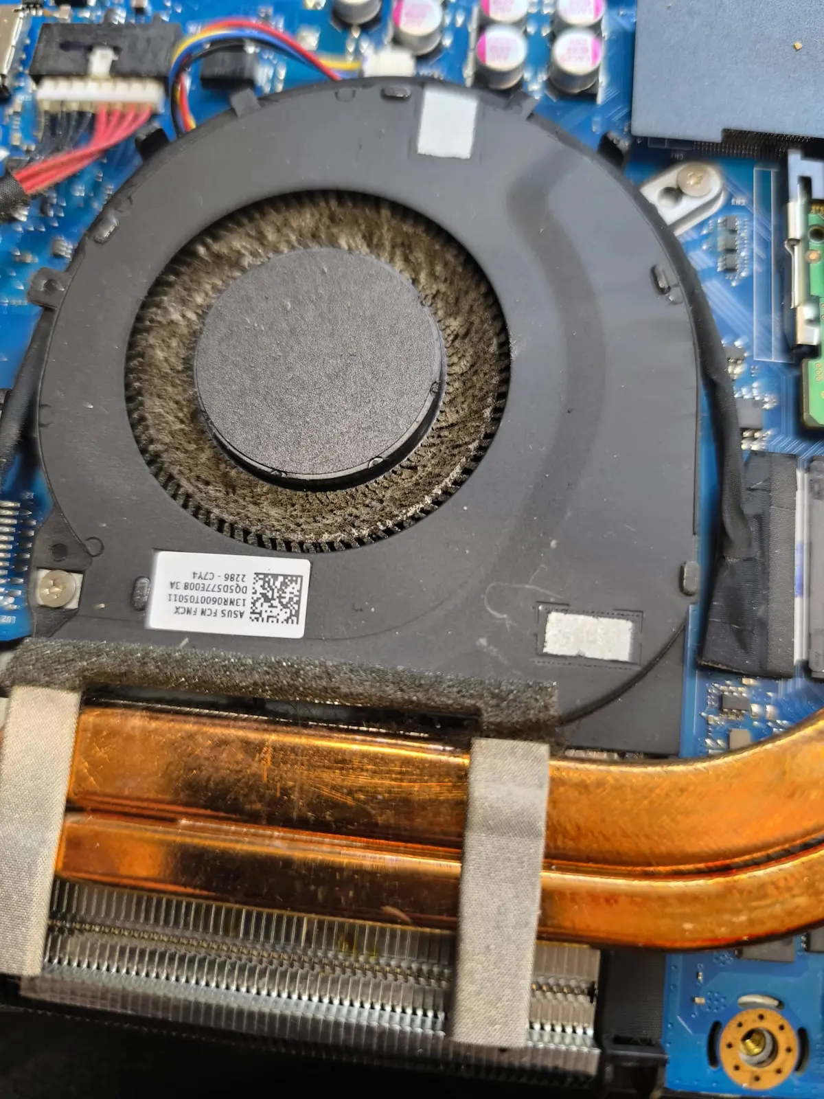 Ventilator laptop plin de praf — curățare laptop Vatra Luminoasă PlusLaptop.ro