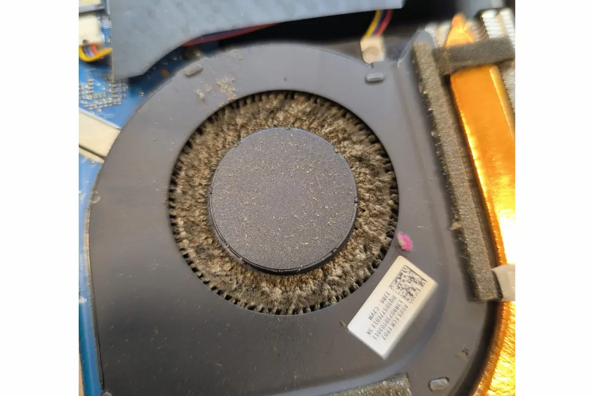 Curatare laptop de praf PlusLaptop Dobroesti - rezultat interventie reala