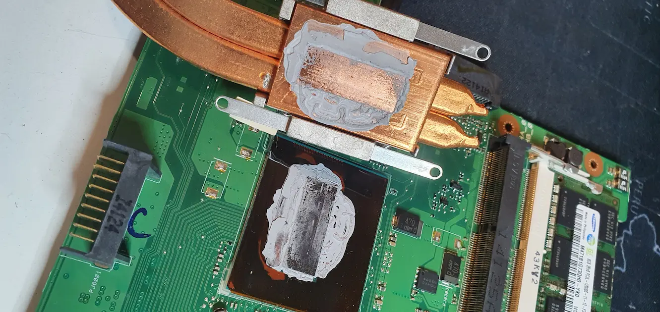 Pastă termică întărită pe procesor laptop — motiv supraîncălzire