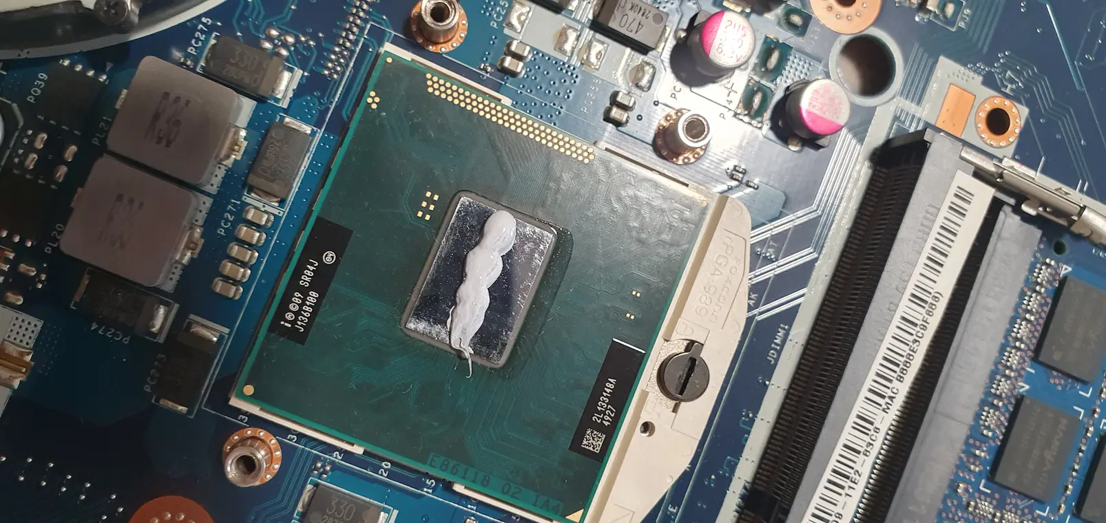 Pastă termică nouă aplicată pe procesor laptop — PlusLaptop.ro