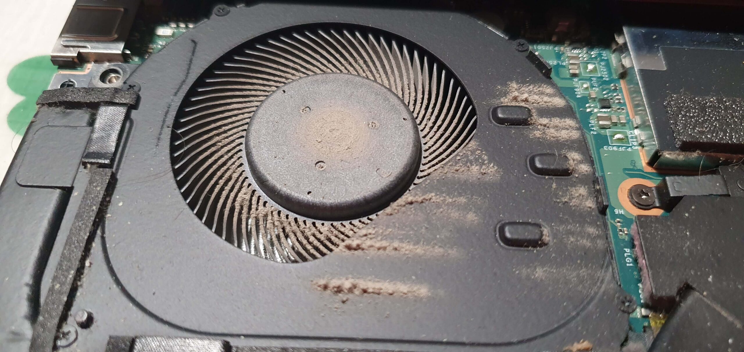 Laptop cu praf acumulat inainte de curatare - PlusLaptop Dobroesti Ilfov