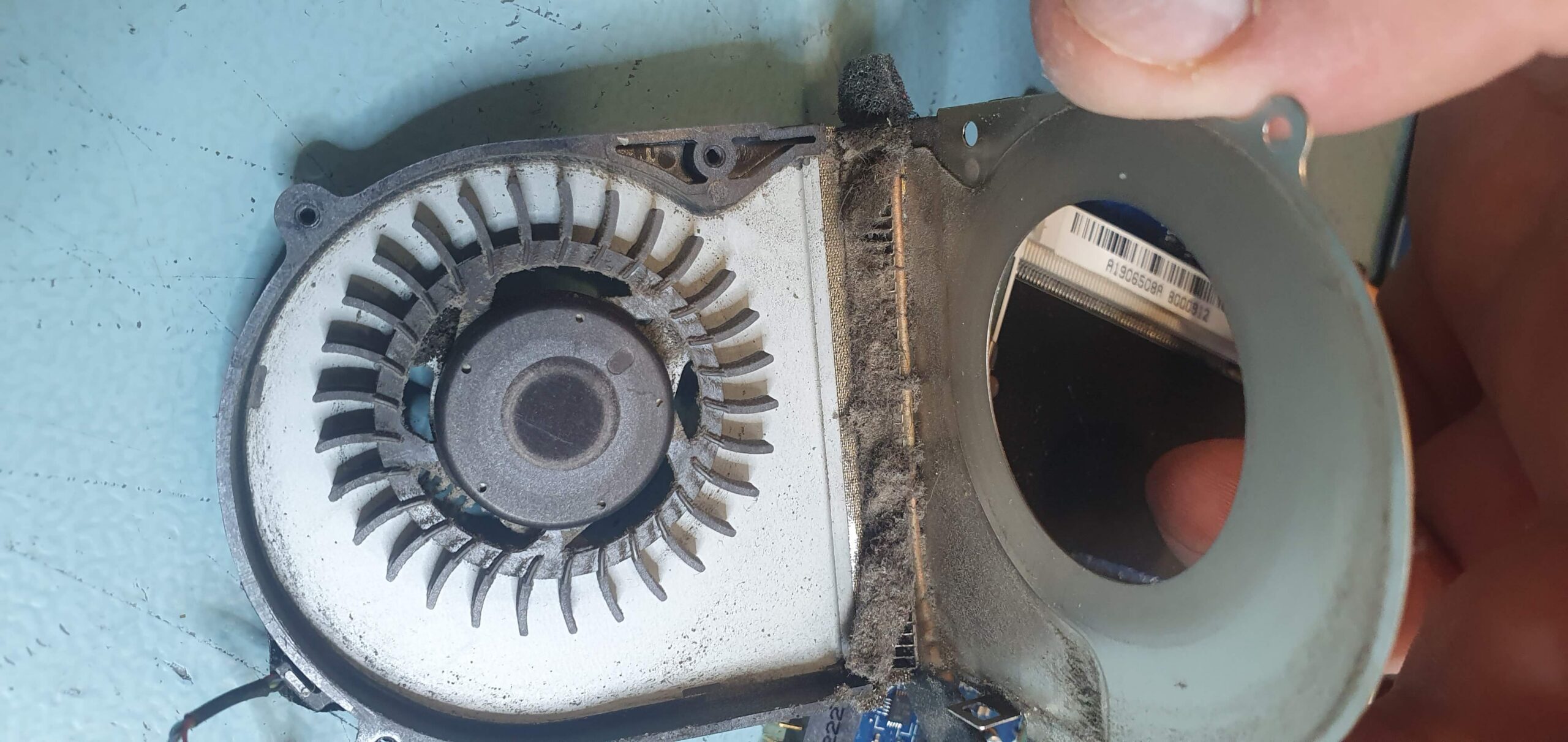 Interior laptop murdar de praf - service curatare laptop Bucuresti