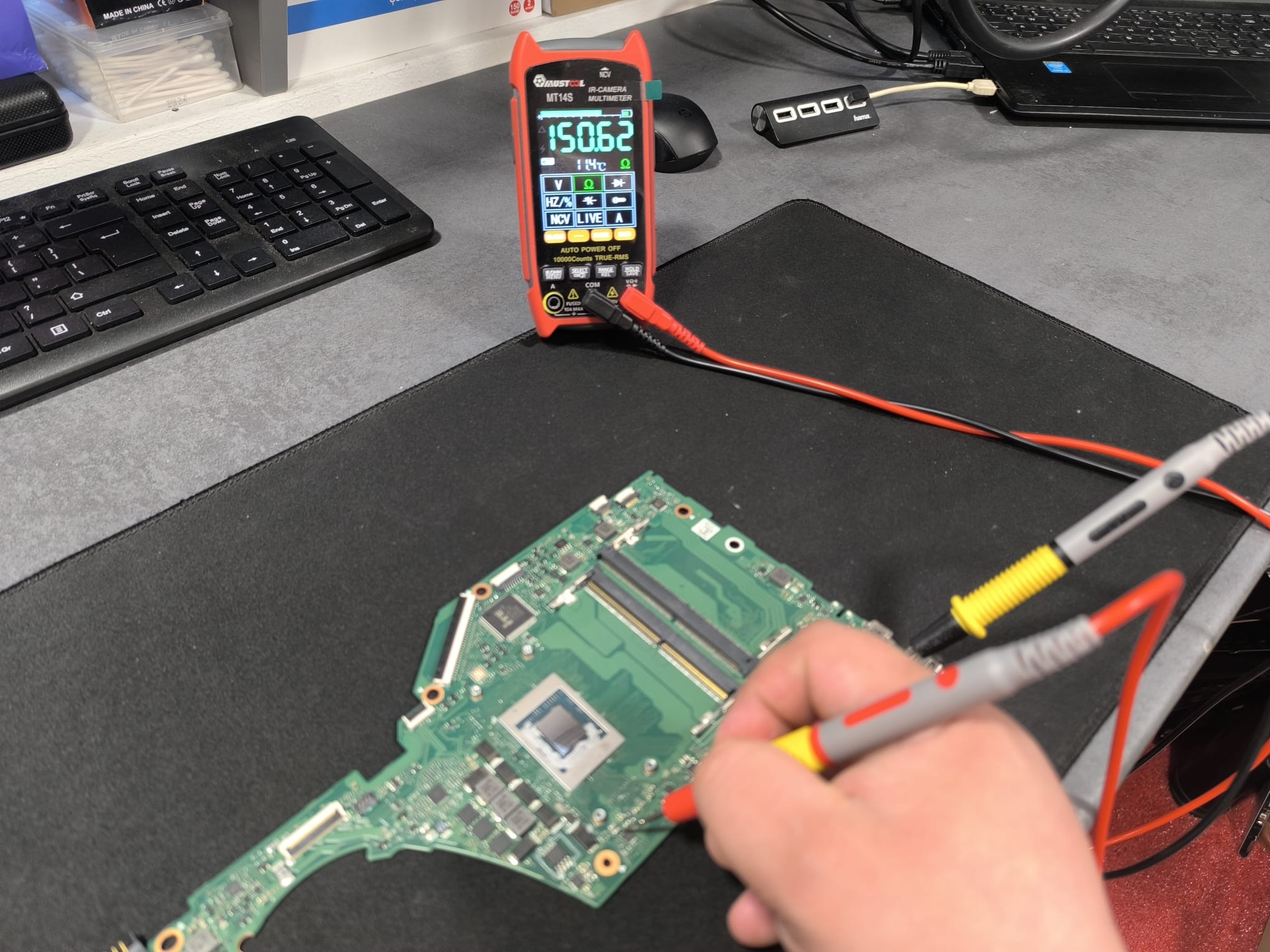 Tehnician service laptop PlusLaptop.ro măsoară placa de bază — Dobroești, Ilfov