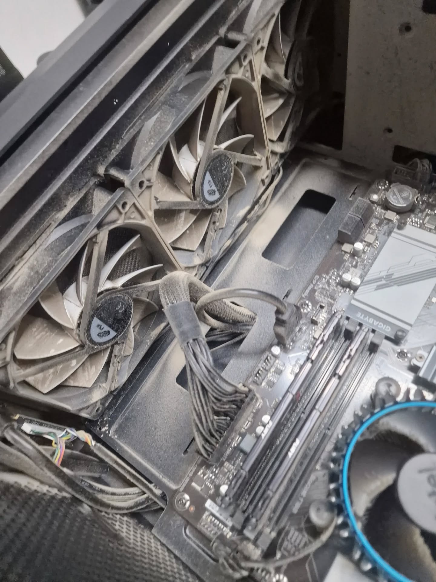 Interior PC gaming cu praf - curatare PC gaming Dobroesti Ilfov